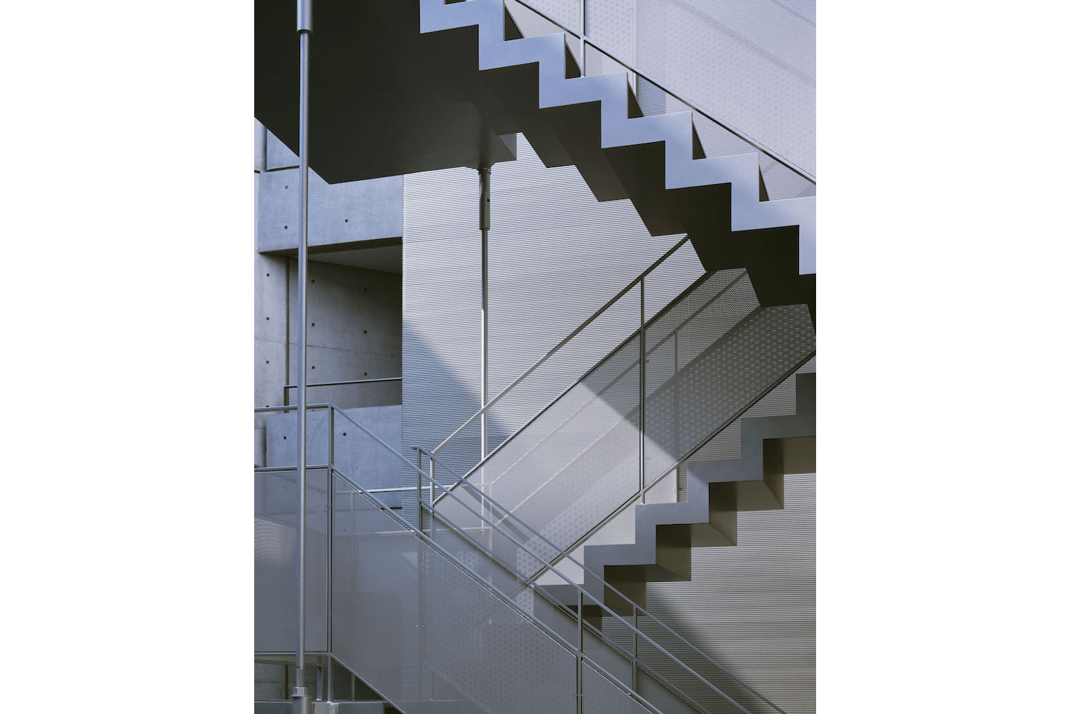共用階段の幾何学的な美しい鉄骨階段