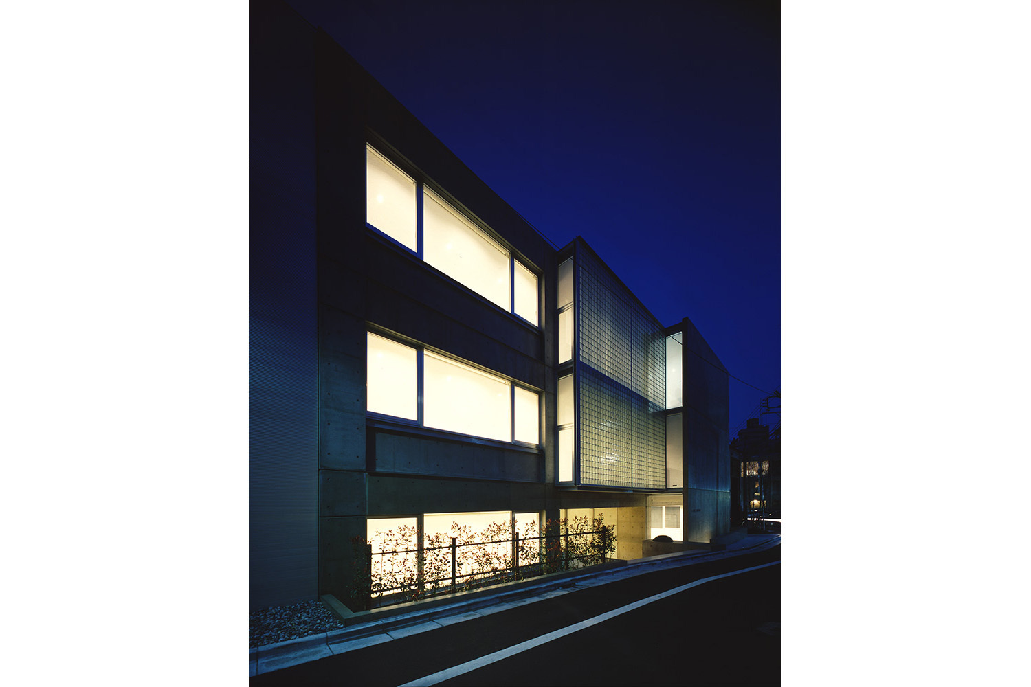 東京建築賞受賞の新しいスモールオフィスの外観夜景
