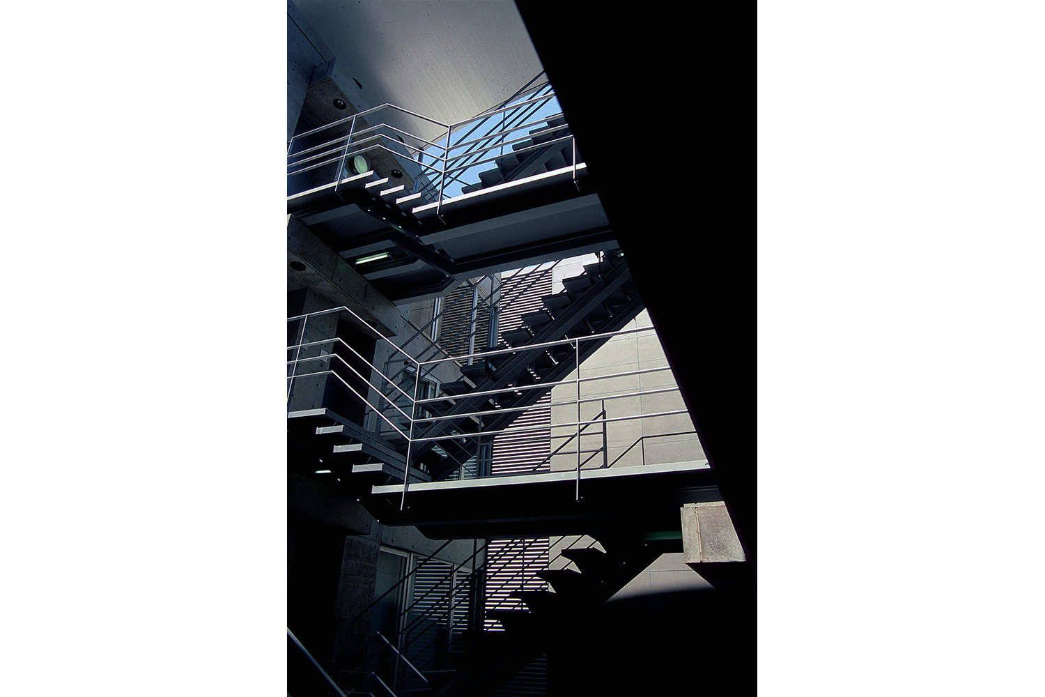 グッドデザイン賞受賞の新しいスモールオフィスの外部階段