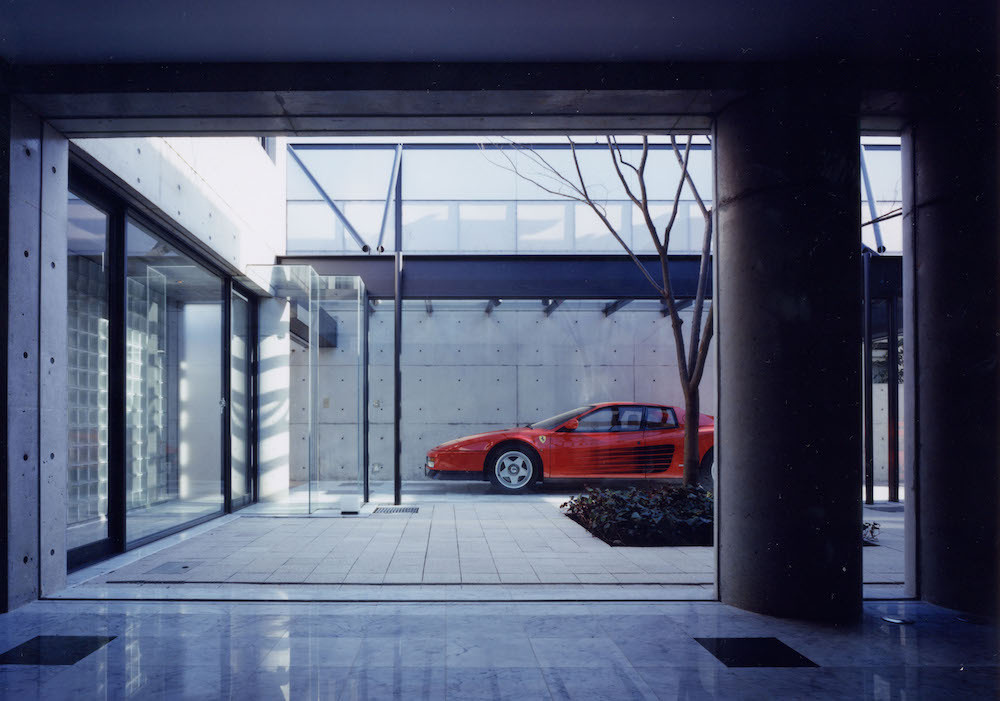 リビングからガラス張りのガレージの愛車を眺める