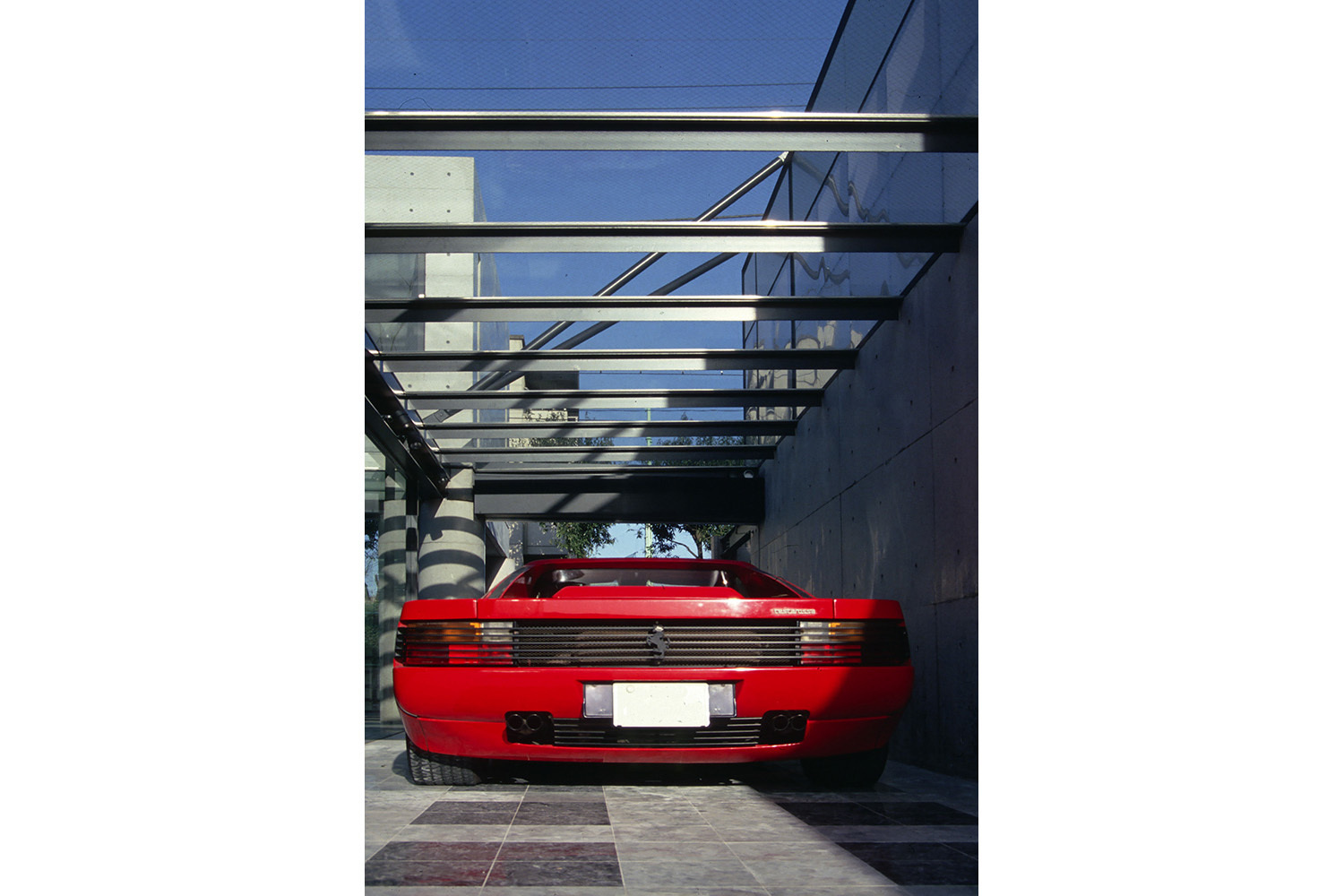 愛車とガラス張りのガレージ