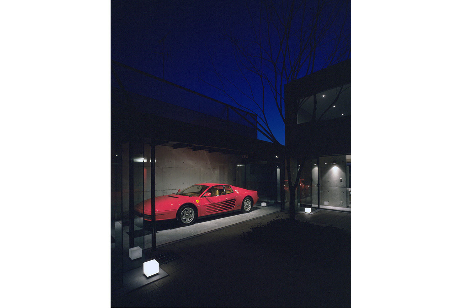 リビングからガラス張りのガレージの愛車を眺める夜景